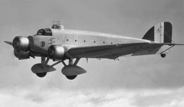 Combat aircraft. The tenacious Bat that saved the rebellion of General Franco