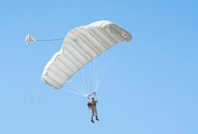テクノディナミカホールディングは空挺部隊のための新しいパラシュートシステムを発表しました