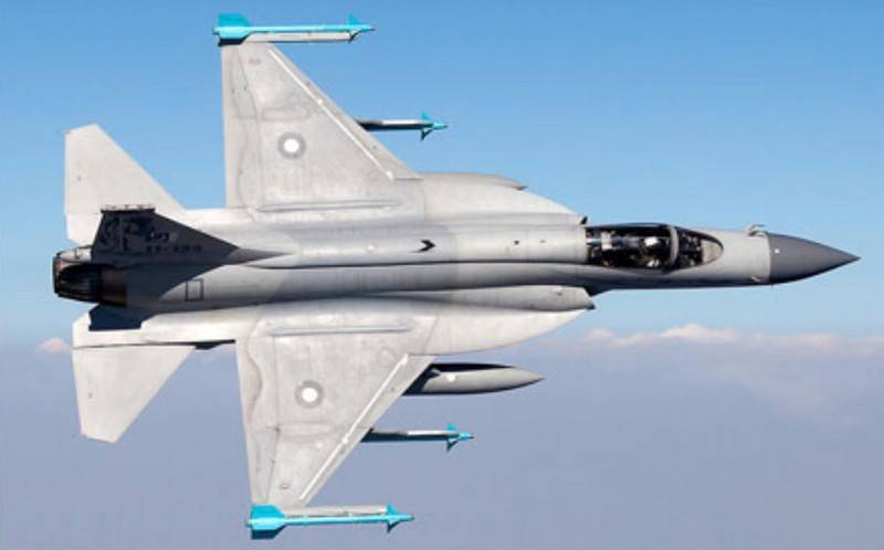 Pakisztán kész JF-17-es vadászgépeket szállítani pálmaolajért