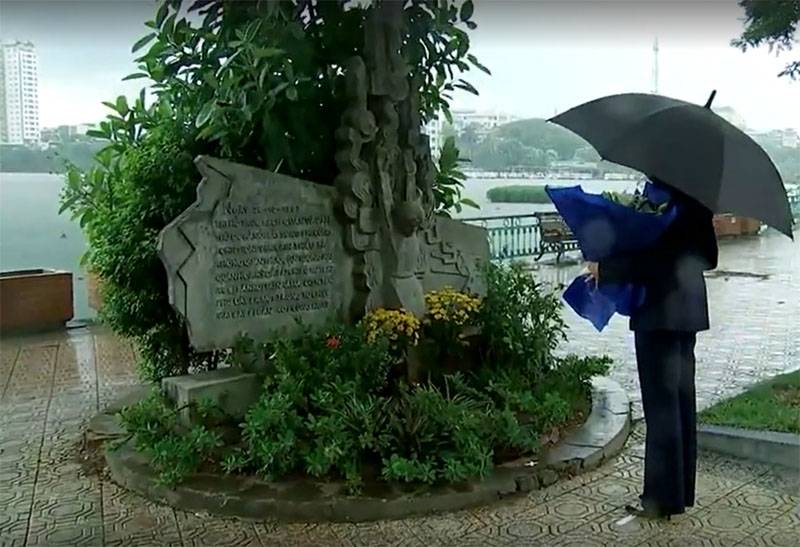 Yhdysvaltain varapresidentti Hanoissa kiittää John McCainin "rohkeutta" muistomerkillä paikalla, jossa hänet ammuttiin alas.