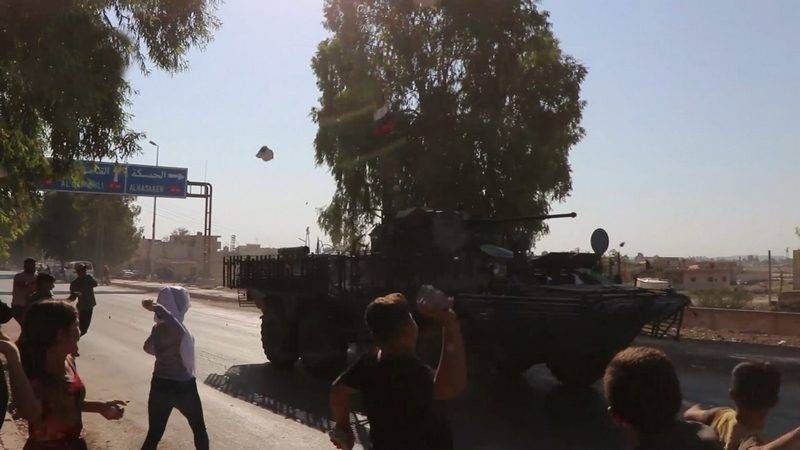 언론: 시리아의 러시아 순찰대가 터키 폭탄 테러에 항의하기 위해 돌로 쳐졌다