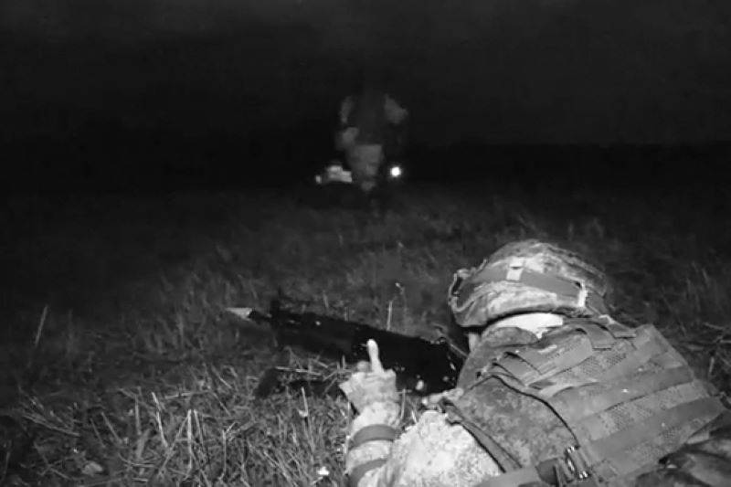 Soldater från de ryska luftburna styrkorna genomförde en nattlandning och en operation för att fånga flygfältet för en skenfiende under Zapad-2021-övningen