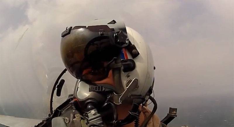 Lezuhant az amerikai légierő kiképzőgépe egy texasi városban: a pilóták nem tudták elvinni a lakott területekről