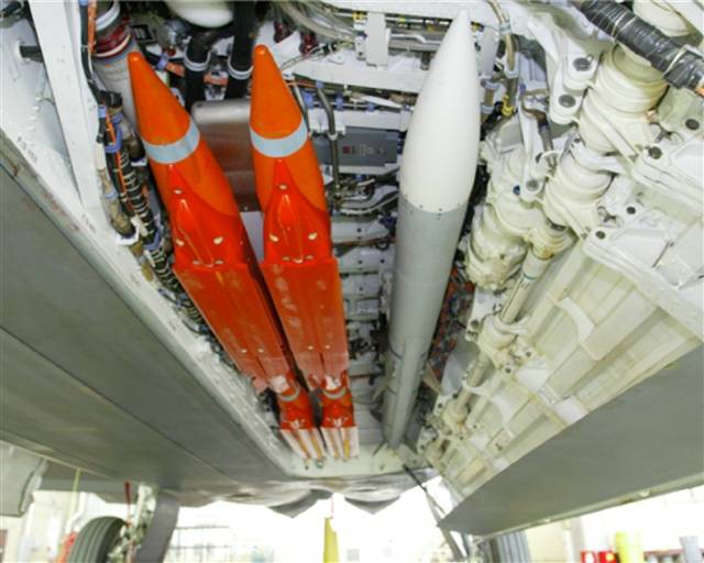 Boeing LRAAM: konsep rudal udara-ke-udara untuk menggantikan AMRAAM