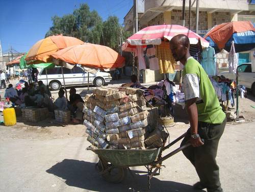 المال في عربة يدوية في زيمبابوي