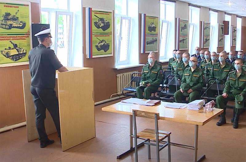Các phương tiện truyền thông đưa tin về sự chuyển đổi của Bộ Quốc phòng Liên bang Nga sang một hệ thống tuyển chọn chuyên nghiệp mới cho các tân binh