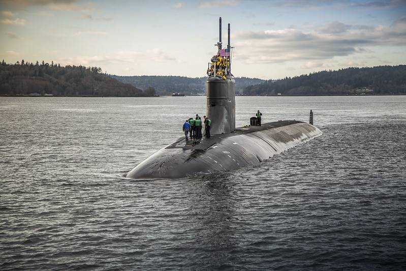 Beschadigde onderzeeër US Navy Connecticut arriveert in Guam na botsing met onbekend object