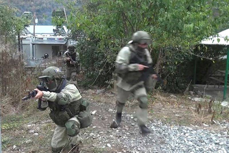 Militares russos praticaram uma operação para repelir um ataque condicional em Nagorno-Karabakh