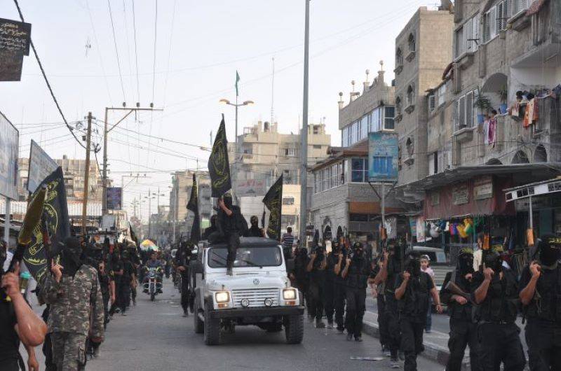 Kudüs Tugayları ateşkese uymayı reddediyor ve Gazze'de askeri geçit töreni düzenliyor