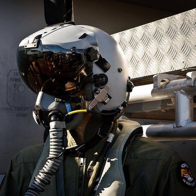 Chinese J-20 fighter pilot's multimedia helmet is 4 times cheaper than ...