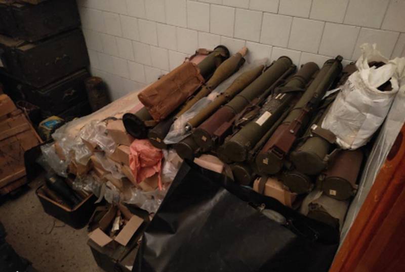 מוכן למכירה: נמצא מחסן עם כלי נשק לא מסודרים על בסיס החברה של המשטרה הלאומית של אוקראינה בדונבאס