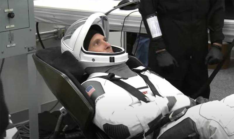 "Αναλύουμε την κατάσταση": Η εταιρεία SpaceX του Έλον Μασκ επιβεβαίωσε στοιχεία για τη διαρροή τουαλετών στο διαστημόπλοιό της