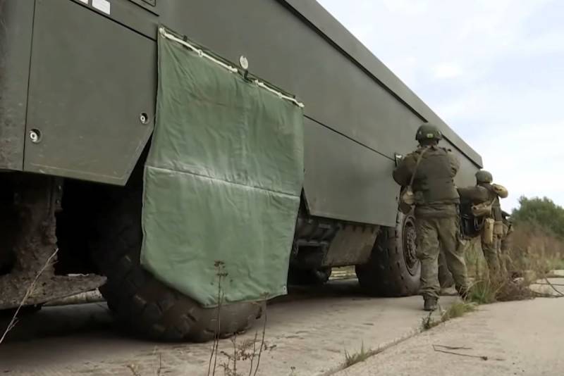 وزارة الدفاع في الاتحاد الروسي تقوم بإطلاق نظام الصواريخ الباليستية "باستيون" في مجموعات مفصلية لتقليل الرؤية.
