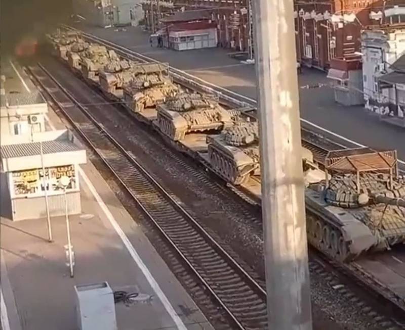 «На войну с Украиной»: В Сети обсуждают снимок российских Т-72 с «козырьками от 