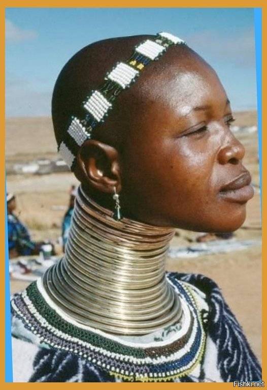 Африканские женщины племени с кольцами