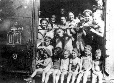 kastner_train_passengers_from_bergen-belsen_to_switzerland_1944.jpg