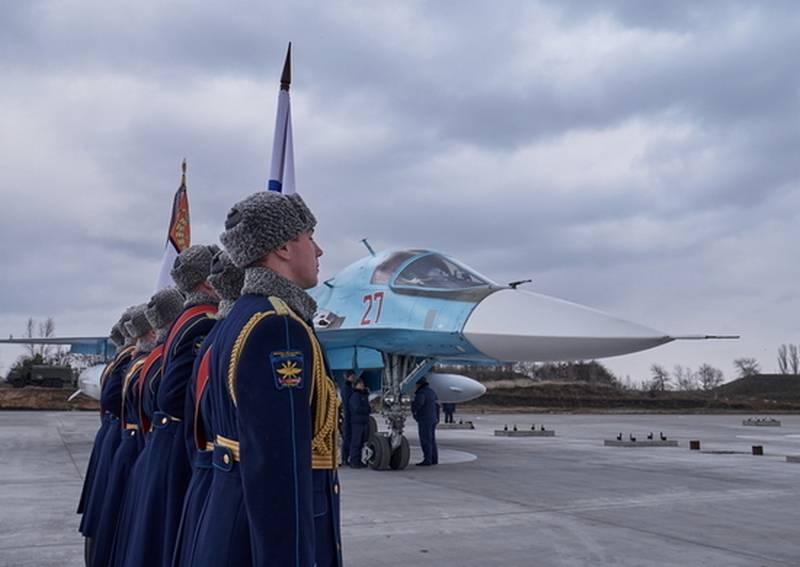 Ön hat bombardıman uçakları Su-34, Voronezh "Baltimore" havaalanına geri döndü