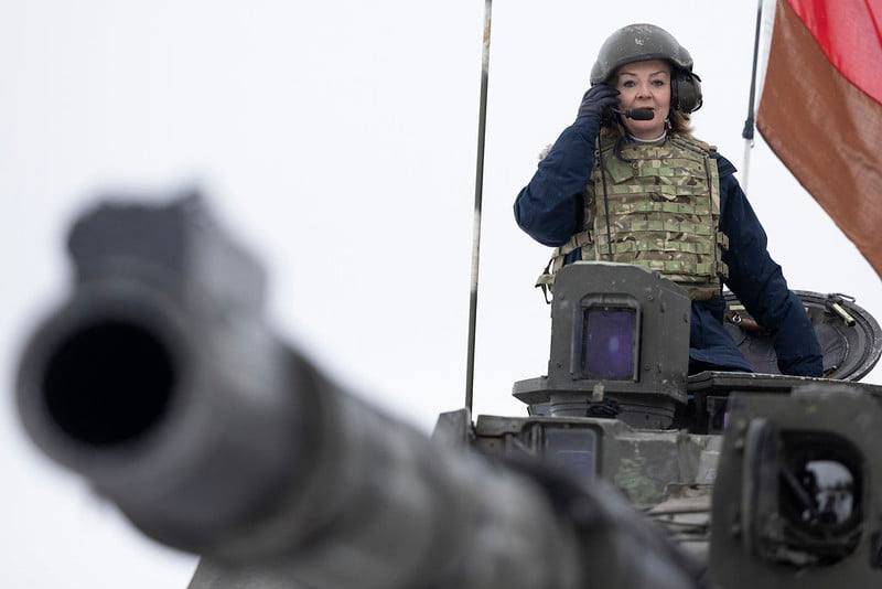 "मैं पुतिन को हंसाकर रोकने जा रहा था": एस्टोनिया में एक टैंक पर विदेश मंत्री की तस्वीर पर ब्रिटिश प्रेस ने उपहास किया