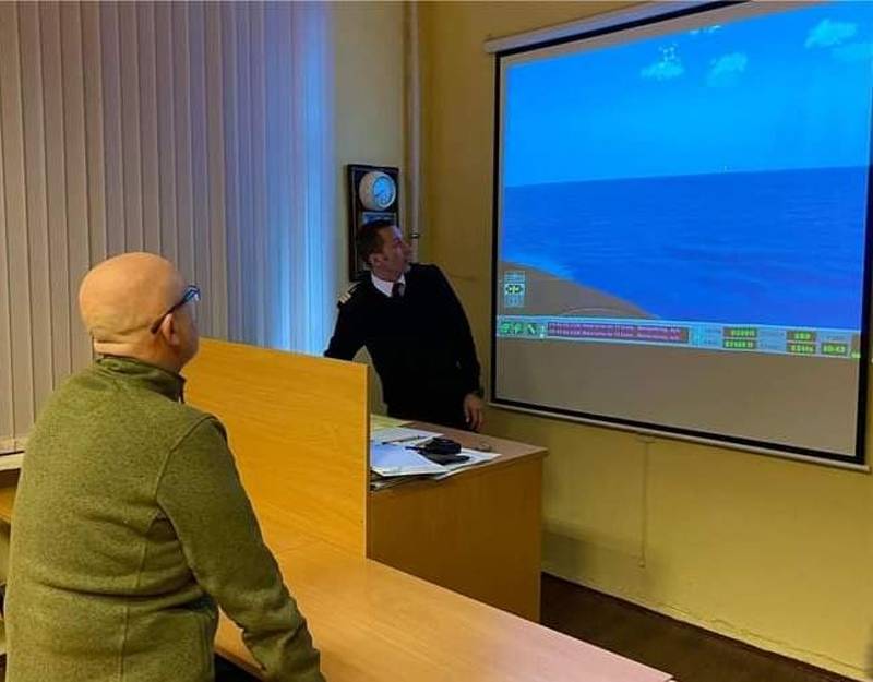 우크라이나 국방부 장관은 케르치 해협에 접근하는 우크라이나 해군 함정에 대한 러시아의 "혼성 공격"을 발표했다.