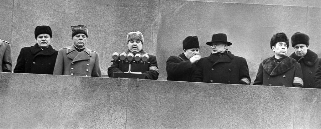 Реферат: Иосиф Виссарионович Сталин и его окружение