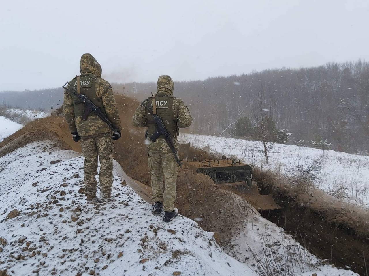 Что случилось на границе с украиной. Войска на границе. Украинские войска на границе с Россией. Военные на границе. Войска РФ на Украине в окопах.