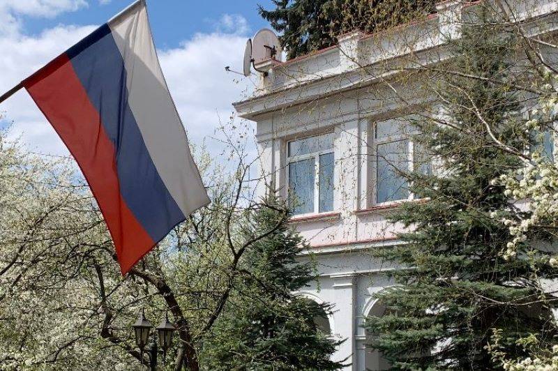 Cocktail Molotov jeté dans la clôture du consulat général de la Fédération de Russie à Lviv