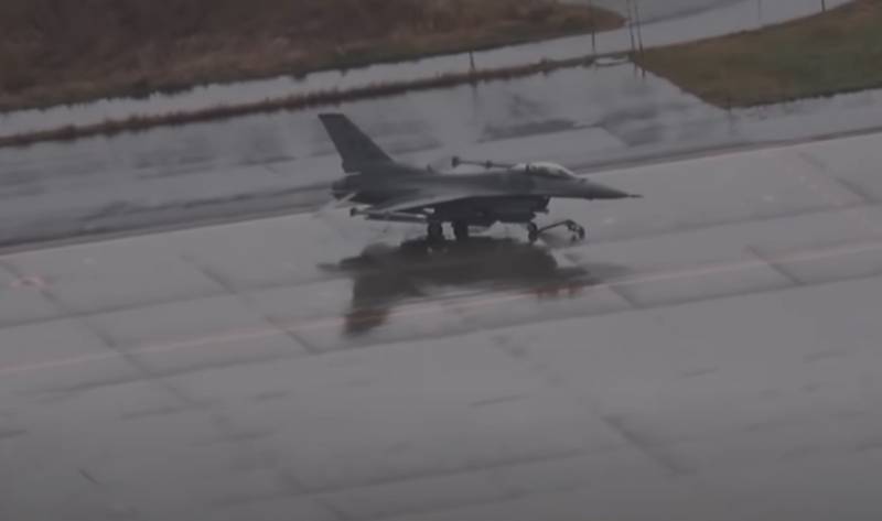 «Мы сожалеем»: Офицер ВВС США признал падение подвесного бака истребителя F-16 на жилой район в