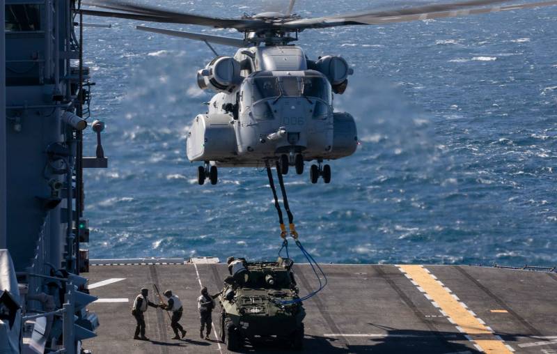 Грузоподъёмность выросла в три раза: новая модификация американского вертолёта CH-53K подняла в воздух бронемашину LAV-25