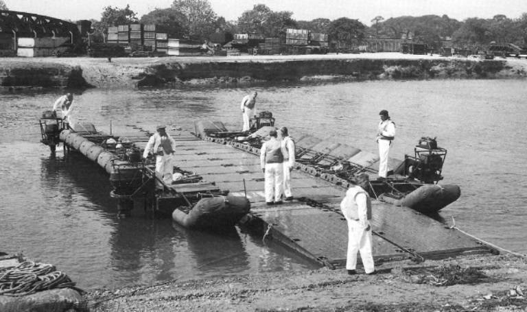 Traverser des rivières. Équipement de ponton d'après-guerre Royal Engineers