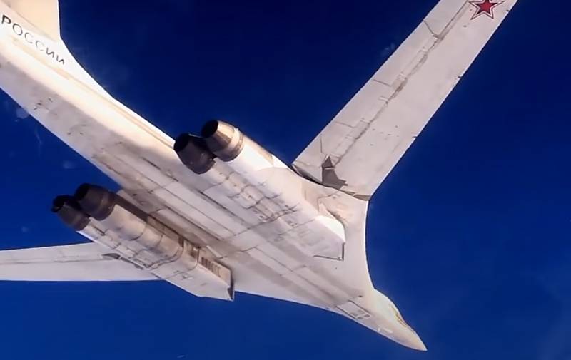 러시아 항공 우주군의 Tu-160 전략 폭격기가 북극 위도에서 장거리 비행을 완료했습니다.
