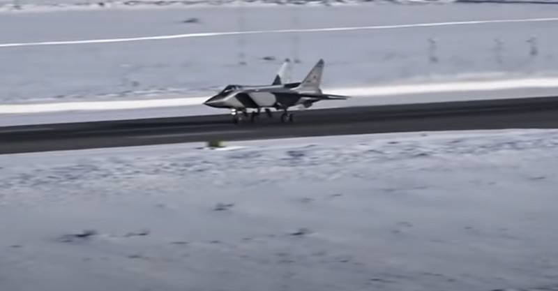 Si è saputo che la parte anteriore del caccia MiG-31 che è rotolato fuori dalla pista è stata strappata via