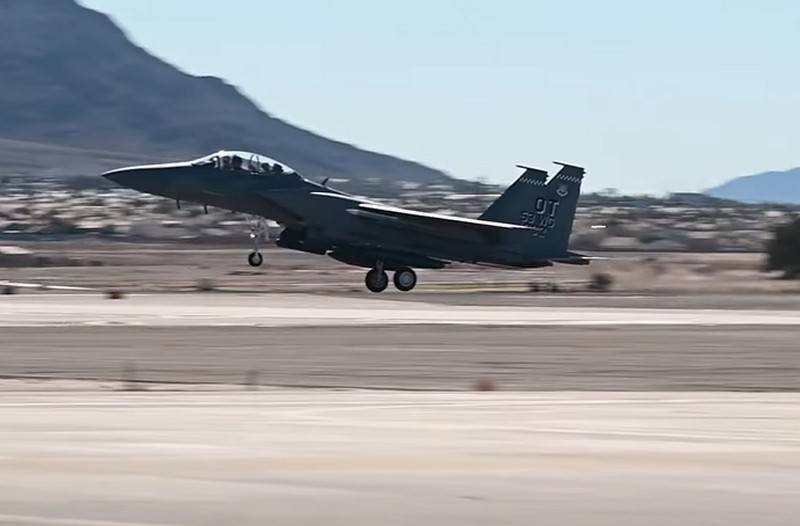 En yeni Amerikan ağır avcı uçağı F-15EX Eagle II, testler sırasında ilk kez bir füze fırlattı