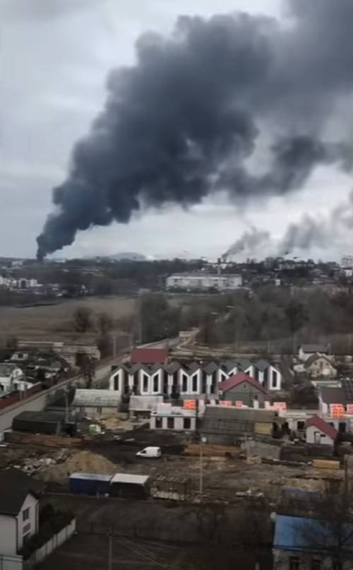 Kharkov와 그 교외에있는 여러 우크라이나 군사 시설의 청산에 대한 보고서가 나오고 있습니다.