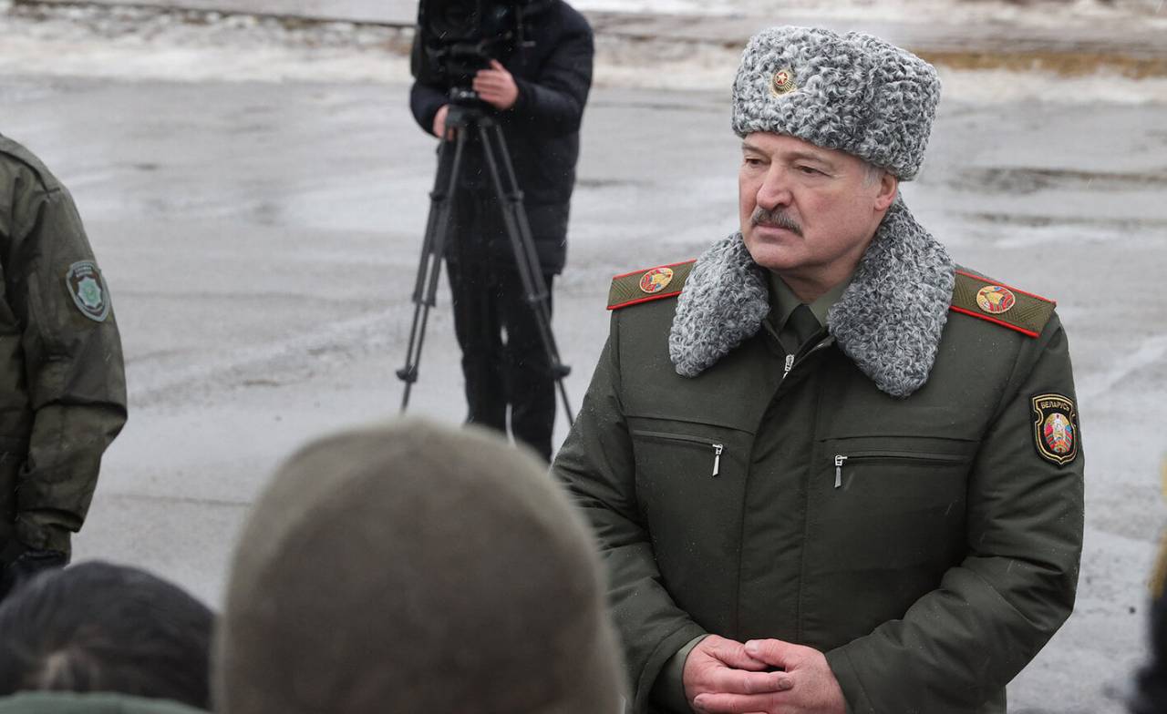 Белорусские войска 2022 Лукашенко. Лукашенко главнокомандующий. Лукашенко военные России. Лукашенко в военной форме. Лукашенко террористы ехали в беларусь