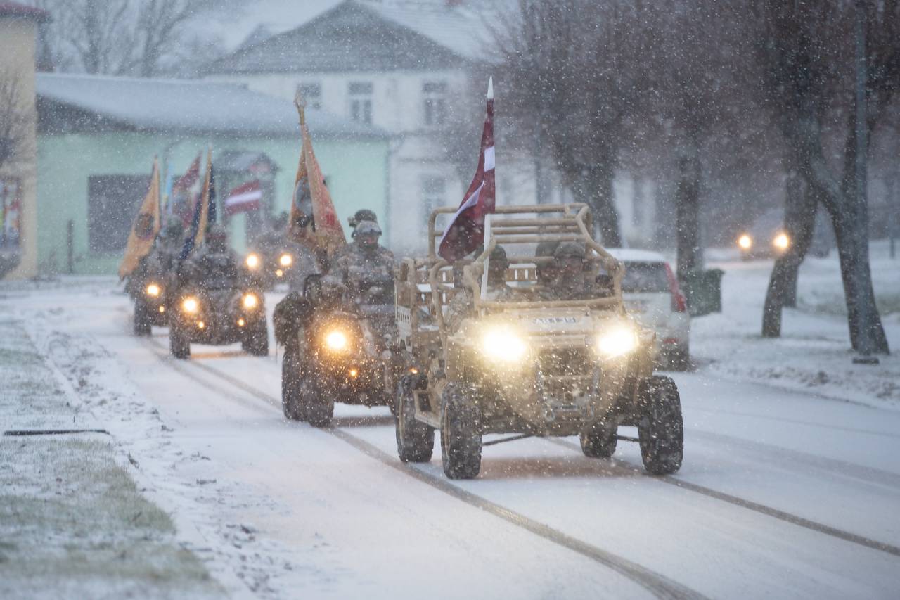 Латвийская армия показывала «боеспособность и трепетное отношение к флагу»  на месте бывшей советской военной базы