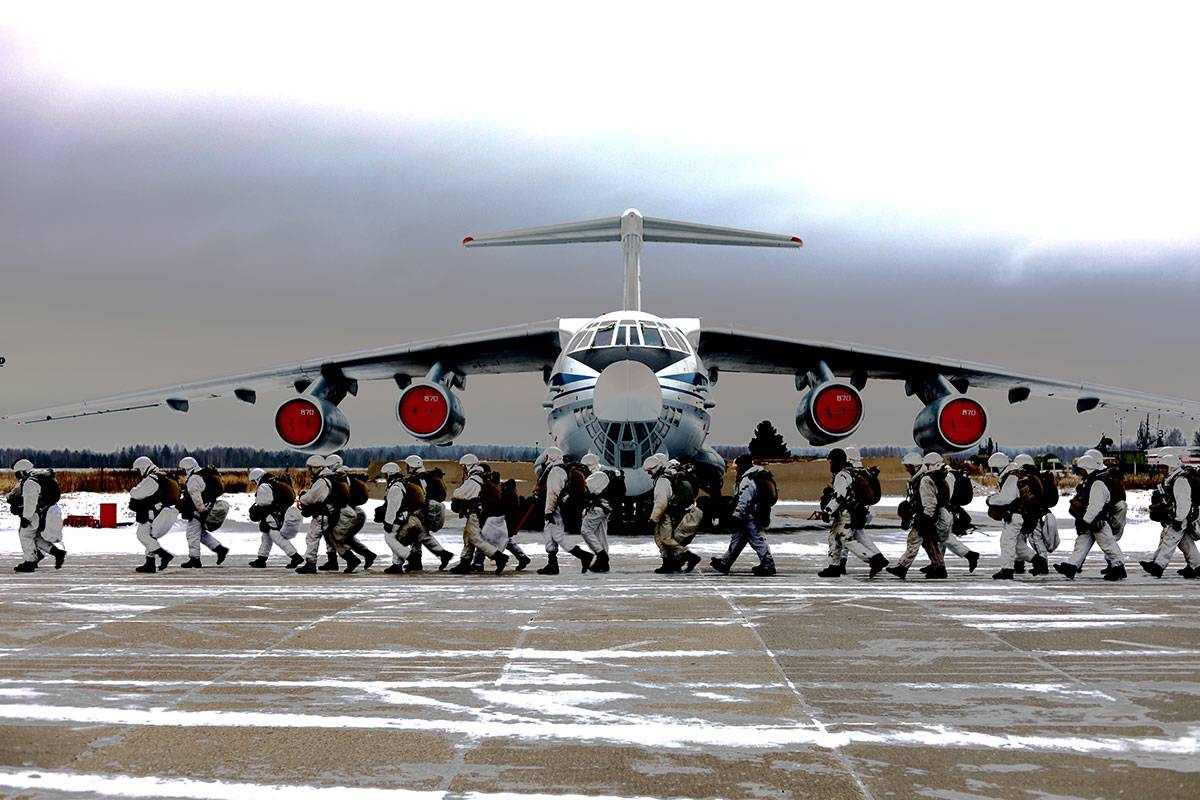 Просто десант. Самолет ил 76 аэродром Псков. Ил-76 прыжки ВДВ. Ил-76 военно-транспортный самолёт десантирование. Ил 76 десант.