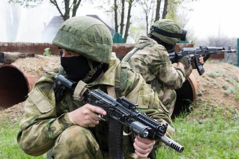 Опубликованы кадры очереди добровольцев возле военкомата в Луганске