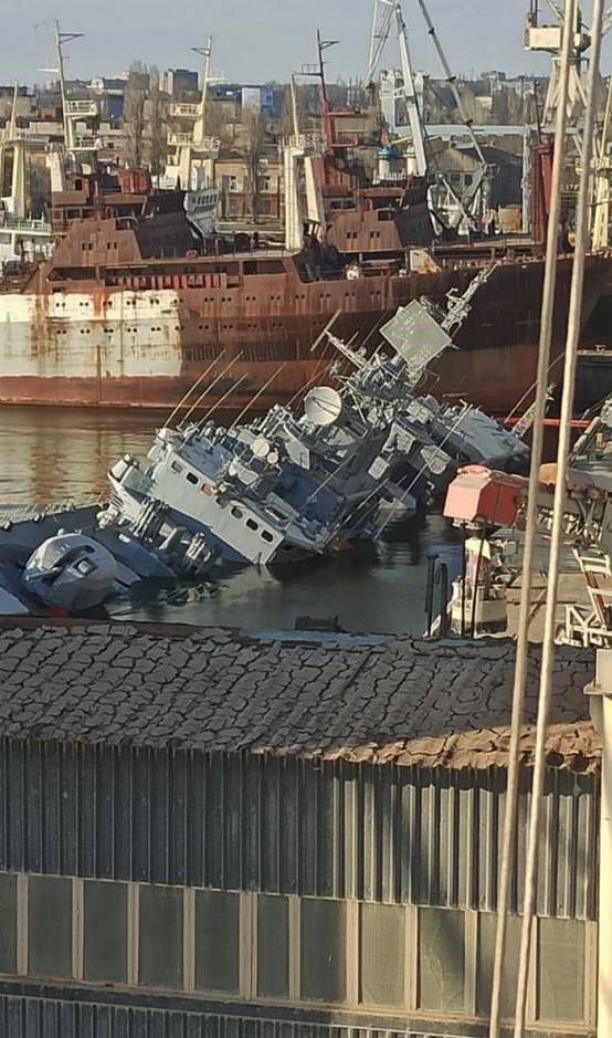 “所以有必要”：在乌克兰，他们在尼古拉耶夫港展示了乌克兰武装部队海军“Hetman Sagaidachny”被淹的旗舰
