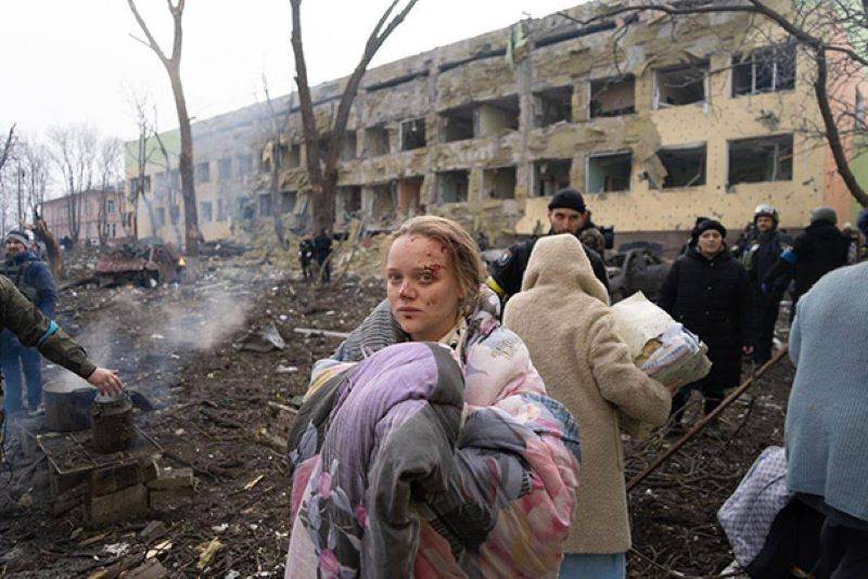 Se expuso una falsificación con la participación de una modelo embarazada sobre el "bombardeo de Mariupol" por parte de las tropas rusas