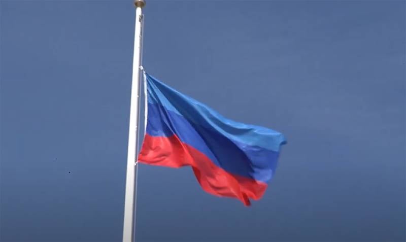 The flag of the Luhansk People's Republic is raised over the administration of the city of Rubizhne