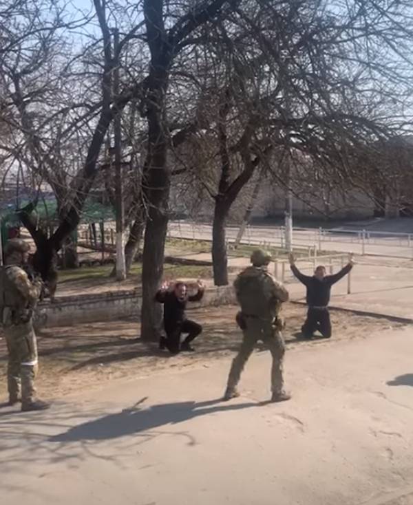 ロシア軍によるヘルソンでのウクライナの妨害工作グループの拘留の映像があります
