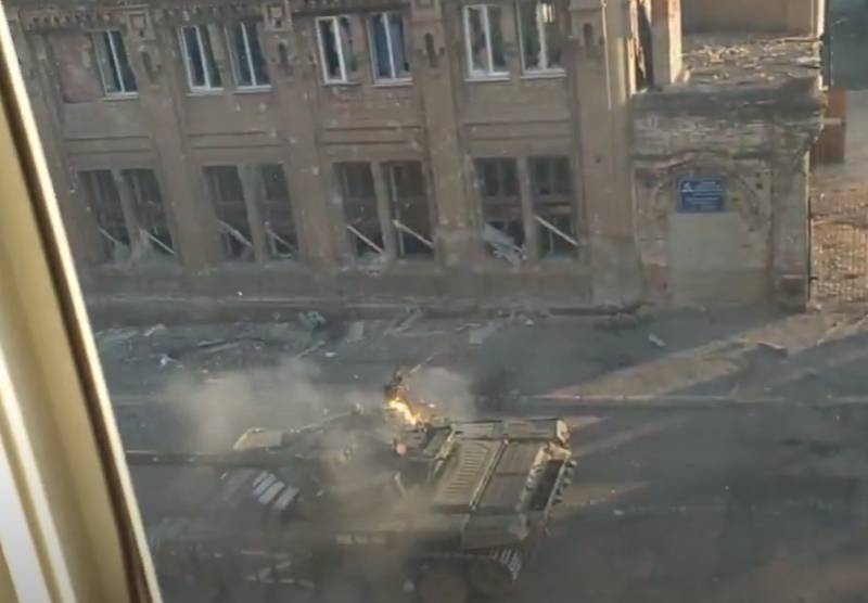 "NLAW 단지에 대한 최악의 광고": 외국 전문가가 Mariupol의 RF Armed Forces의 T-72 탱크에 대한 샷 영상을 평가했습니다.