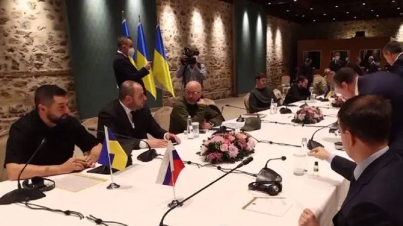 Die Verhandlungen begannen zwischen den Delegationen der Russischen Föderation und der Ukraine in Istanbul, Arakhamia wurde aufgefordert, ihren Kopfschmuck abzunehmen