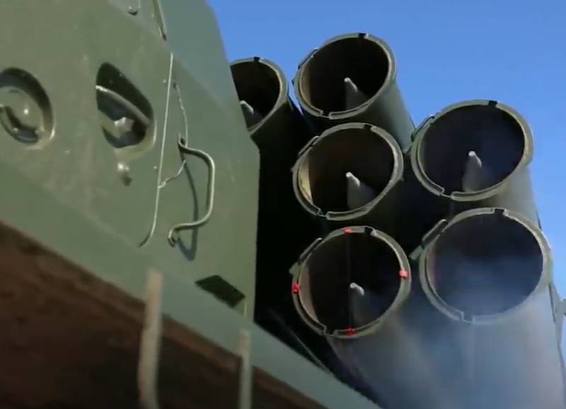 MLRSの火災によるウクライナ軍の砲台の破壊の映像が表示されます