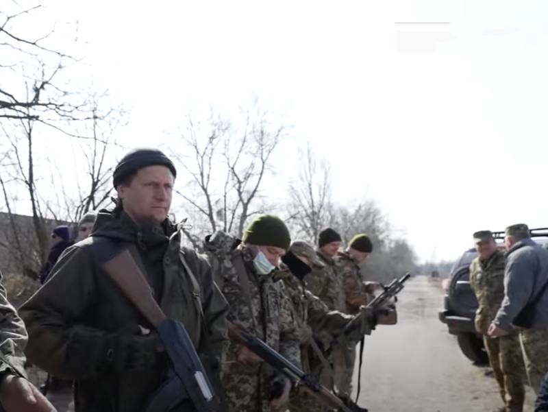 キエフの近くのウクライナのterbatは彼ら自身の軍隊との銃撃戦に入った