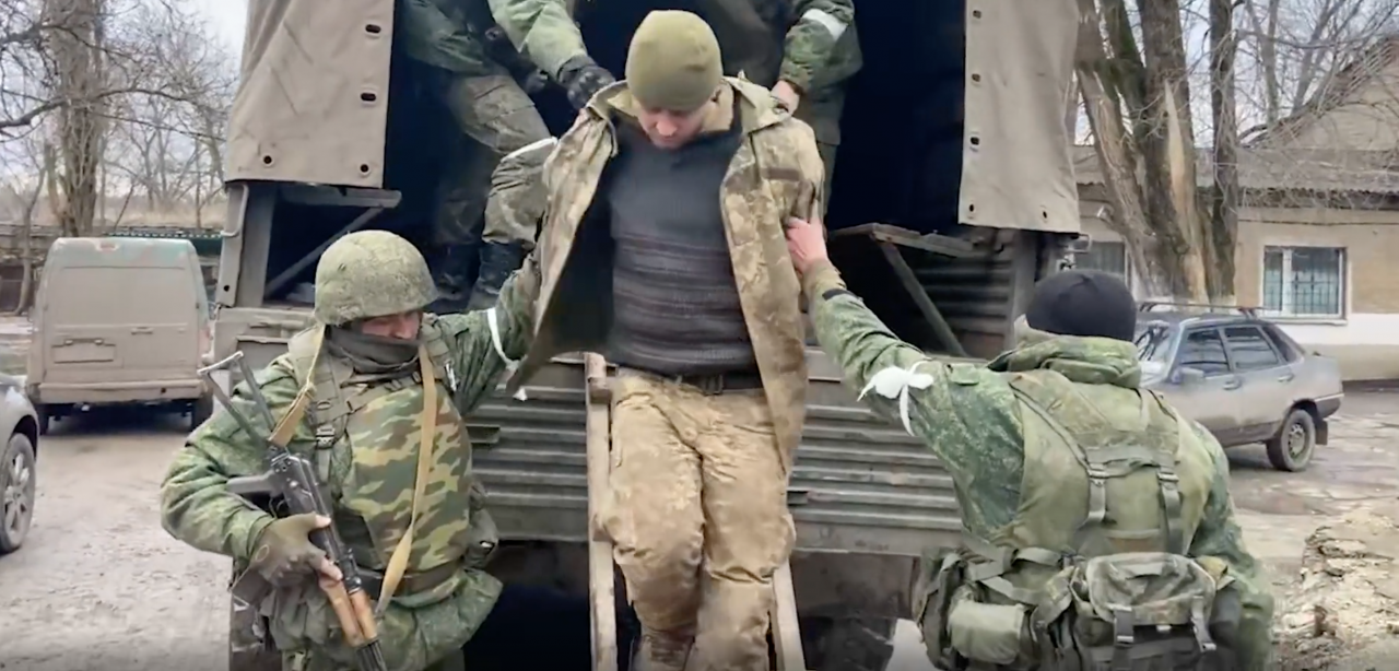 Пленные укропы. Пленные украинские солдаты 2022. Украинские военнопленные на Донбассе 2022.