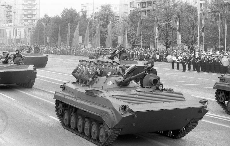 Tanques soviéticos e veículos de combate de infantaria como ajuda externa para a Ucrânia