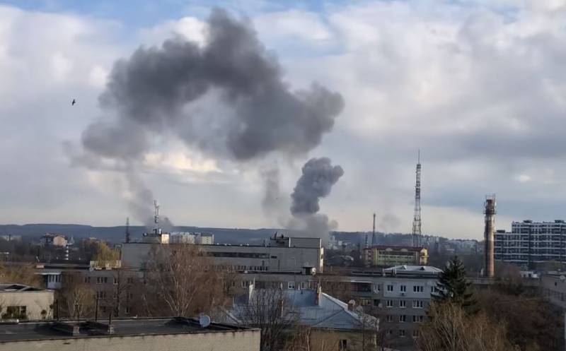 В Сети появились кадры удара двух российских высокоточных ракет по логистическому центру во Львове