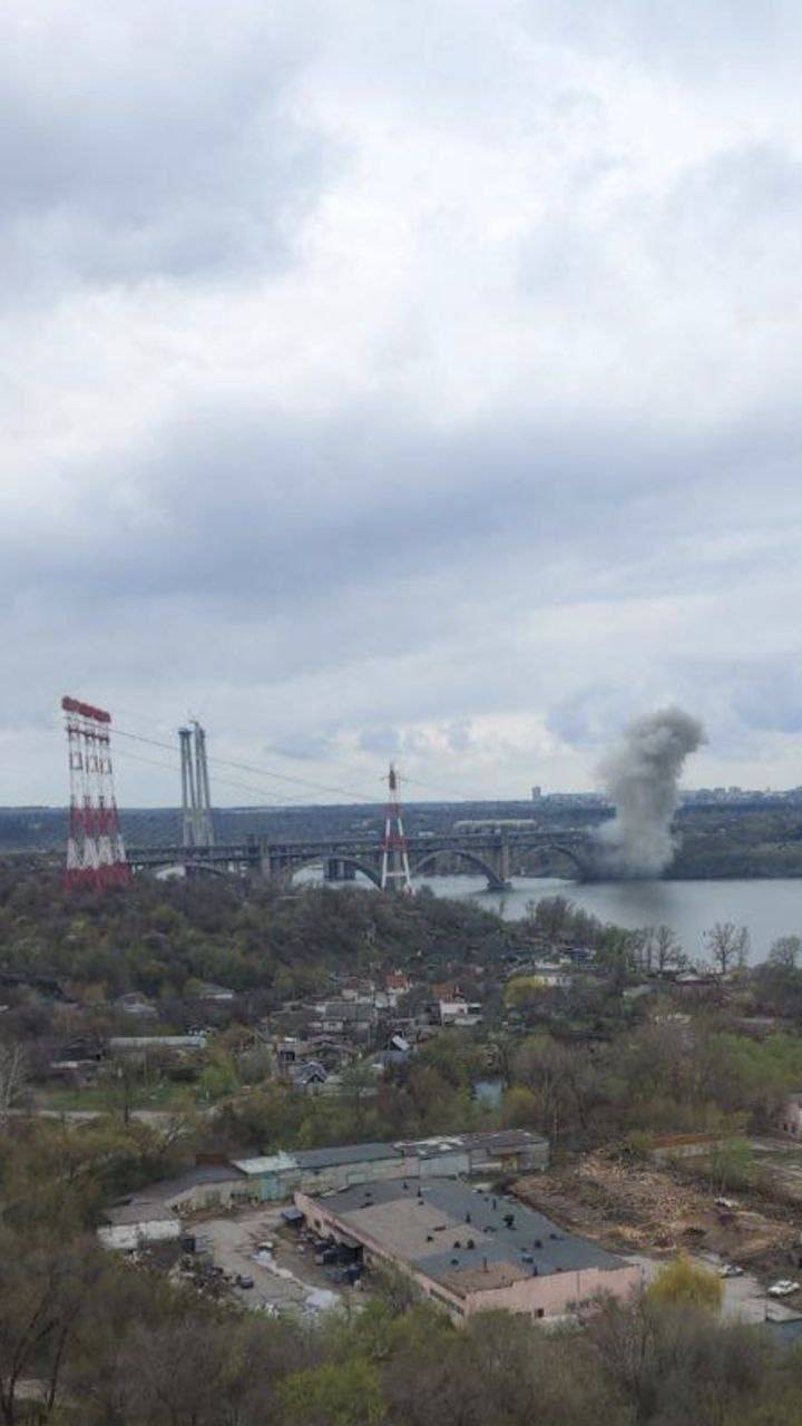 Появились сообщения о повреждении моста через Днепр в Запорожье