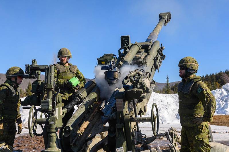 Канадские военные поделились с Киевом гаубицами М777